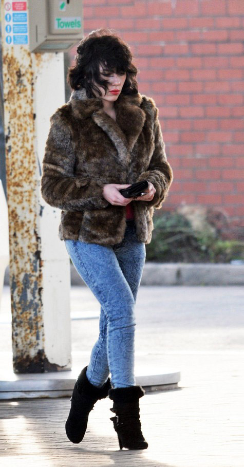 Въпреки, че все още не се разкрива кои актьори партнират на Йохансон, в интернет бяха разпространени и първите неофициални кадри от снимачната площадка на филма “Под кожата”